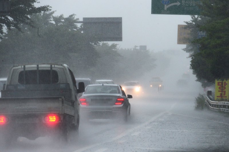 장맛비가 내리고 있는 지난 7일 오후 경남 남해군 창선면 국도3호선에서 차량들이 빗길 위를 달리고 있다. 뉴시스