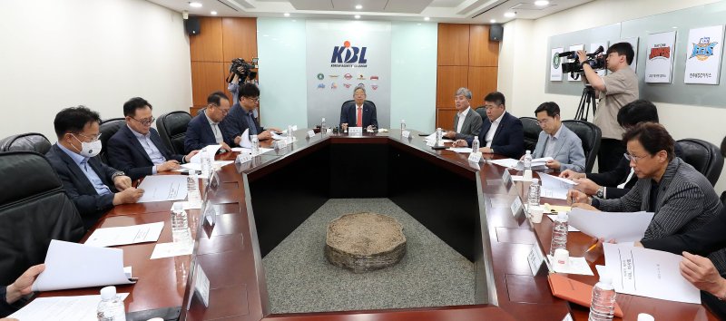 김희옥 KBL(프로농구연맹) 총재가 16일 오전 서울 강남구 KBL센터에서 열린 KBL 임시총회 및 이사회 회의를 주재하고 있다. 2023.6.16/뉴스1 ⓒ News1 박세연 기자