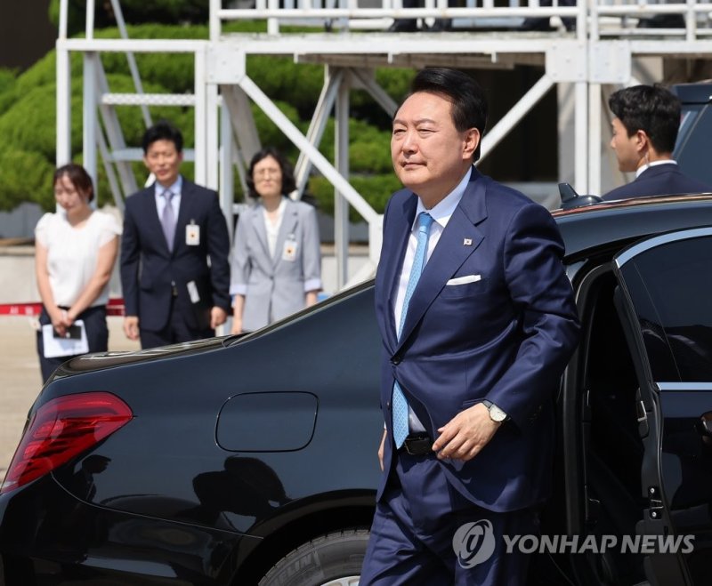 프랑스·베트남 순방 출국하는 윤석열 대통령 내외 (성남=연합뉴스) 임헌정 기자 = 프랑스·베트남을 방문하는 윤석열 대통령이 19일 성남 서울공항에 도착, 공군 1호기로 향하고 있다. 2023.6.19 kane@yna.co.kr (끝)