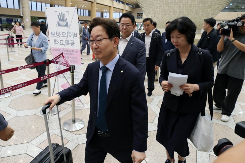 더불어민주당 등 야당 의원들로 구성된 후쿠시마 핵오염수 해양 투기 저지 대한민국 국회의원단이 10일 오전 서울 강서구 김포공항에서 일본으로 출국하기 위해 이동하고 있다. 2023.07.10. /사진=뉴시스