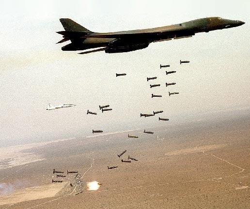2002년 미군 B-1B가 집속탄을 투하하고 있다. 연합뉴스