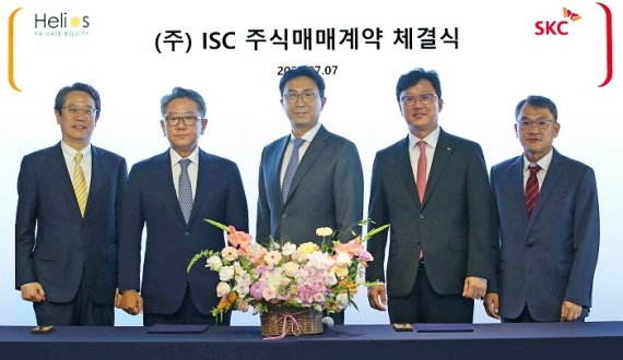 ISC 주식매매계약 체결식_(왼쪽 두번째)헬리오스PE 전제모 대표, (가운데)SKC 박원철 사장