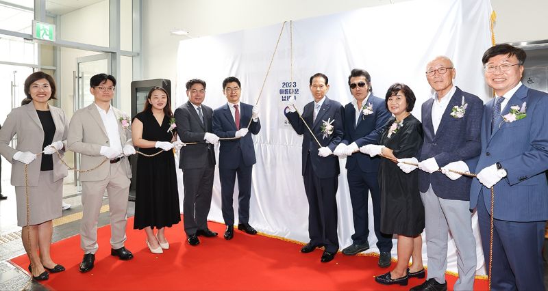 김창기 국세청장(왼쪽 다섯번째)이 10일 '아름다운 납세자'상 수상자를 초청, 홍보관 제막식를 하고 있다. 국세청 제공