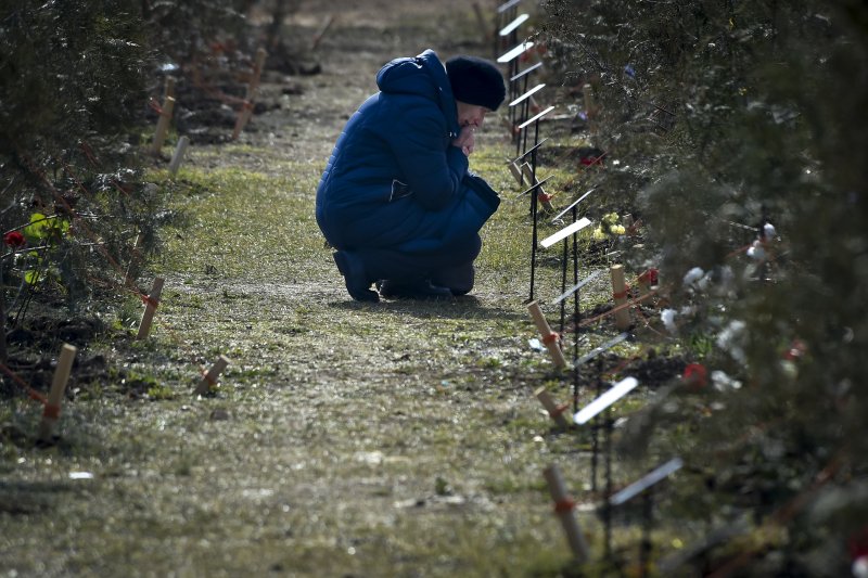 2014년 러시아에 불법 합병된 크림반도의 세바스토폴에서 지난 2월 25일 러시아군 병사의 어머니가 우크라이나 침공 가운데 사망한 아들을 기리는 나무 앞에 앉아 있다.AP연합뉴스