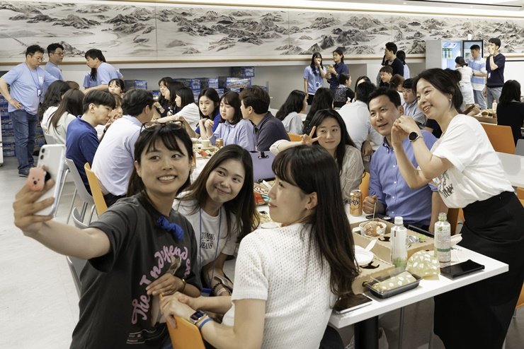 윤상현 한국콜마홀딩스 부회장(뒷줄 오른쪽 두번째)이 지난 7일 서울 서초구 내곡동 한국콜마종합기술원에서 열린 타운홀 미팅 후 'EAT 콜마' 행사에서 임직원들과 사진촬영을 하고 있다. 한국콜마 제공