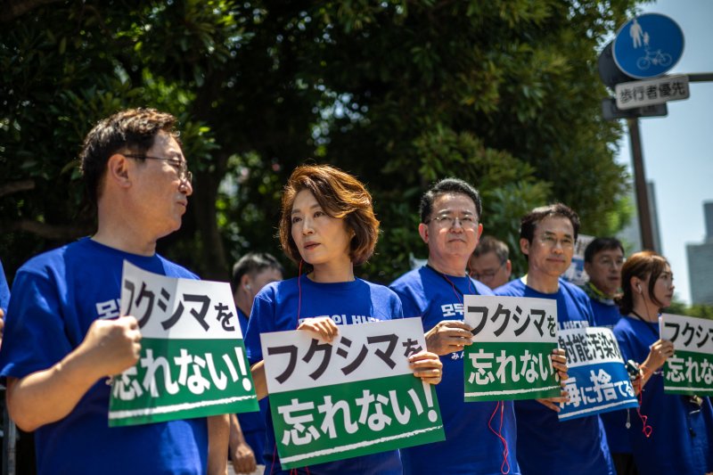 더불어민주당 소속 (앞줄 왼쪽부터) 박범계, 양이원영, 이용빈, 김승남, 유정주 의원 등이 시민단체와 함께 10일 일본 도쿄 총리 관저 밖에서 후쿠시마 원전 오염수 해양투기 반대 집회를 하고 있다. 연합뉴스