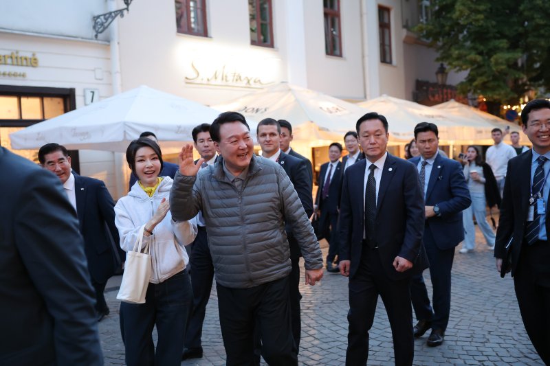 북대서양조약기구(NATO·나토) 정상회의 참석차 리투아니아를 방문 중인 윤석열 대통령과 김건희 여사가 10일(현지시간) 빌뉴스 구시가지를 산책하며 시민들에게 인사하고 있다. 빌뉴스 구시가지는 유네스코에 의해 세계문화유산으로 등재된 곳이다. 2023.7.11 [공동취재] /연합뉴스