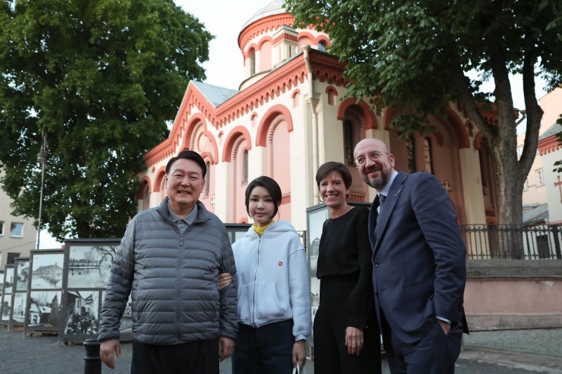 북대서양조약기구(NATO·나토) 정상회의 참석차 리투아니아를 방문 중인 윤석열 대통령과 김건희 여사가 10일(현지시간) 빌뉴스 구시가지를 산책하던 중 샤를 미셸 유럽연합(EU) 상임의장 부부와 만나 기념사진을 찍고 있다. [공동취재] 연합뉴스