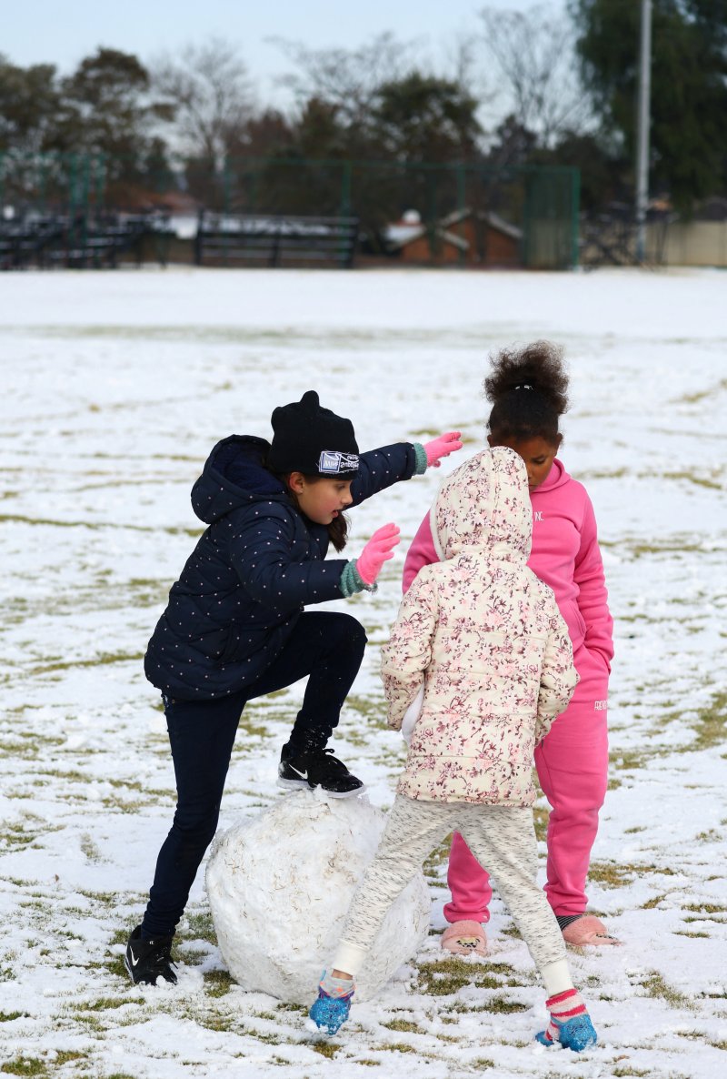 남아프리카공화국 요하네스버그의 한 초등학교에서 어린이들이 눈사람을 만들며 놀고 있다. /사진=뉴스1