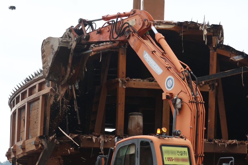 '짝퉁논란'에 철거된 112t 거북선...고물상에 매각