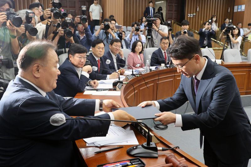 권영준 대법관 후보자가 11일 국회에서 열린 인사청문회에서 선서한 뒤 이상민 인사청문특별위원회 위원장에게 선서문을 전달하고 있다. 사진=서동일 기자