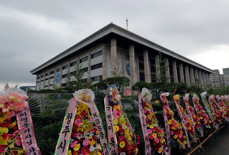 [서울=뉴시스] 김금보 기자 = KBS 수신료 분리징수안이 담긴 방송법 시행령 개정안이 국무회의에서 의결된 11일 서울 여의도 KBS본관 앞에 KBS정상화범국민투쟁본부가 설치한 근조 화환이 줄지어 있다.<div id='ad_body3' class='mbad_bottom' ></div> 2023.07.11 kgb@newsis.com <저작권자ⓒ 공감언론 뉴시스통신사. 무단전재-재배포 금지.> /사진=뉴시스화상