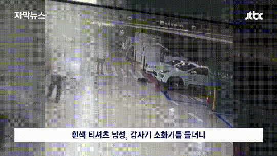 지난달 14일 새벽 4시30분쯤 한 아파트 지하 주차장에서 남성 A씨가 포르쉐 차량을 훼손시킨 뒤 다른 취객과 몸싸움을 벌였다. JTBC 캡처