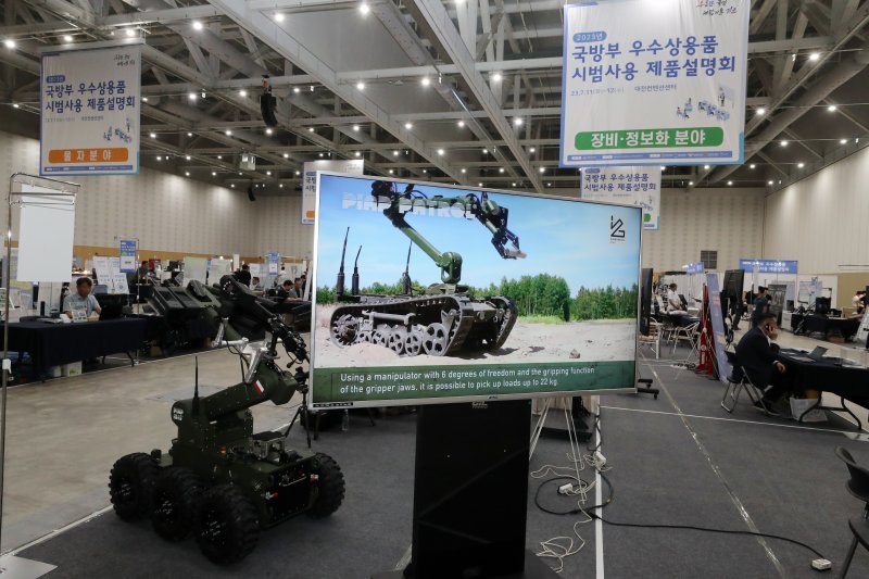 지난 2023년 7월 11일 오전 대전 유성구 DCC 제2전시장에서 열린 '2023 국방부 우수상용품 시범 사용 제품설명회' 전시장에 제품들이 전시돼있다.(자료사진) 연합뉴스
