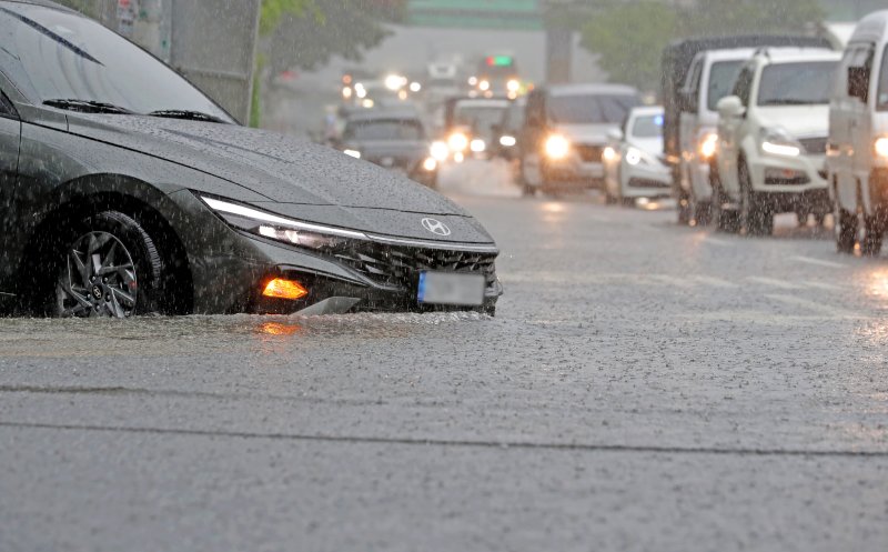 호우경보가 발효된 지난 11일 오후 서울 동작구 시흥대로 일부 차로가 물에 잠겨 있다. 뉴시스 제공