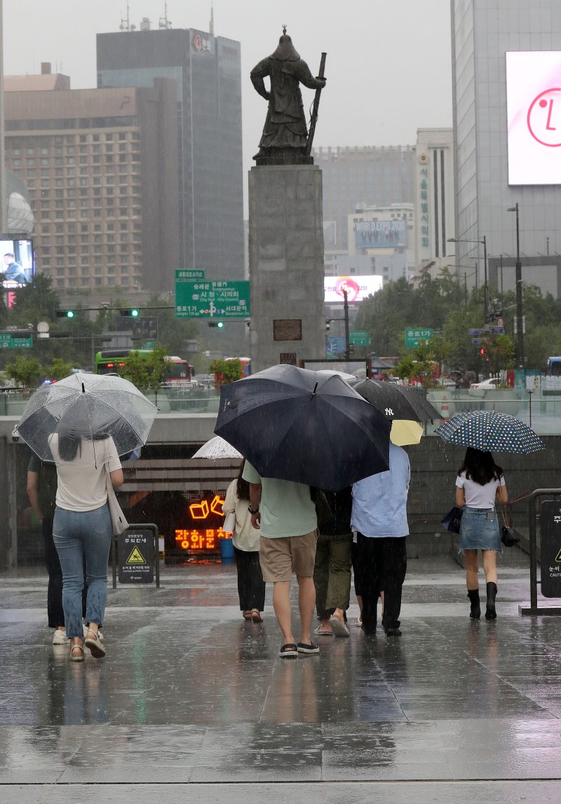 (서울=뉴스1) 박세연 기자 = 전국 대부분의 지역에 호우특보가 내려진 11일 오후 서울 광화문광장에서 우산을 쓴 시민들이 장대비를 피해 발걸음을 재촉하고 있다. 2023.7.11/뉴스1 /사진=뉴스1화상