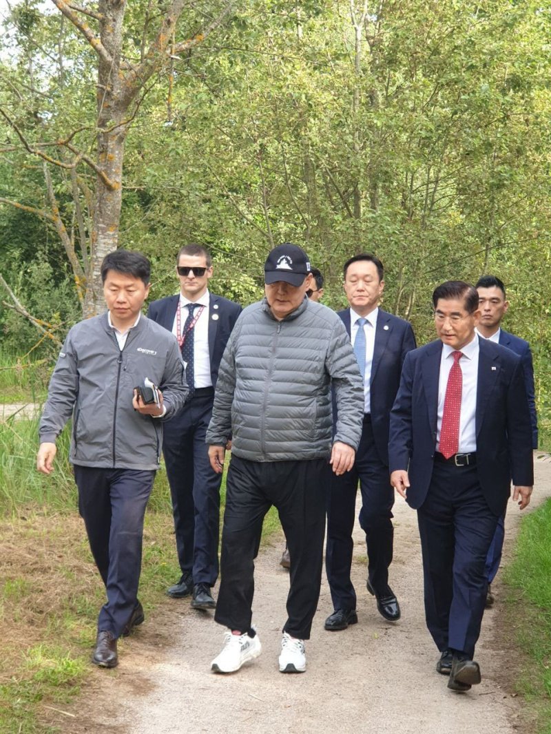 나토 순방에도 '천안함 모자' 쓴 尹, 다짐 되새겼다