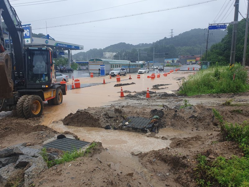 11일 오전 강원 원주지역에 호우특보가 발효된 가운데, 원주시 판부면 서곡리 원주천댐 이주단지 공사현장에서 토사가 유출, 인근 배수로가 막히는 사고가 발생해 한국수자원공사 원주천댐사업단이 정비에 나섰다. (독자 제공) 2023.7.11/뉴스1