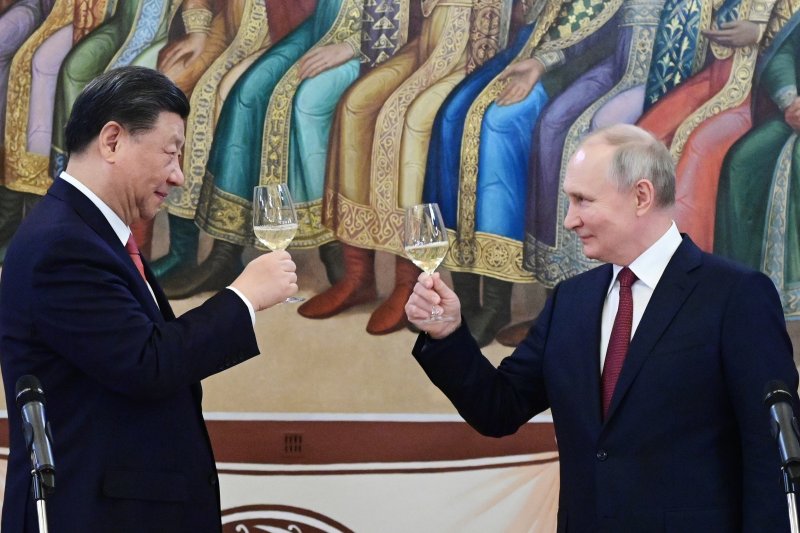 [모스크바=AP/뉴시스] 시진핑 중국 국가주석이 10월 블라디미르 푸틴 러시아 대통령의 중국 방문을 기대했다고 타스통신이 11일(현지시간) 보도했다. 사진은 지난 3월 러시아 모스크바 크렘린궁에서 만찬 중 건배하고 있는 두 정상의 모습. 2023.07.12. /사진=뉴시스