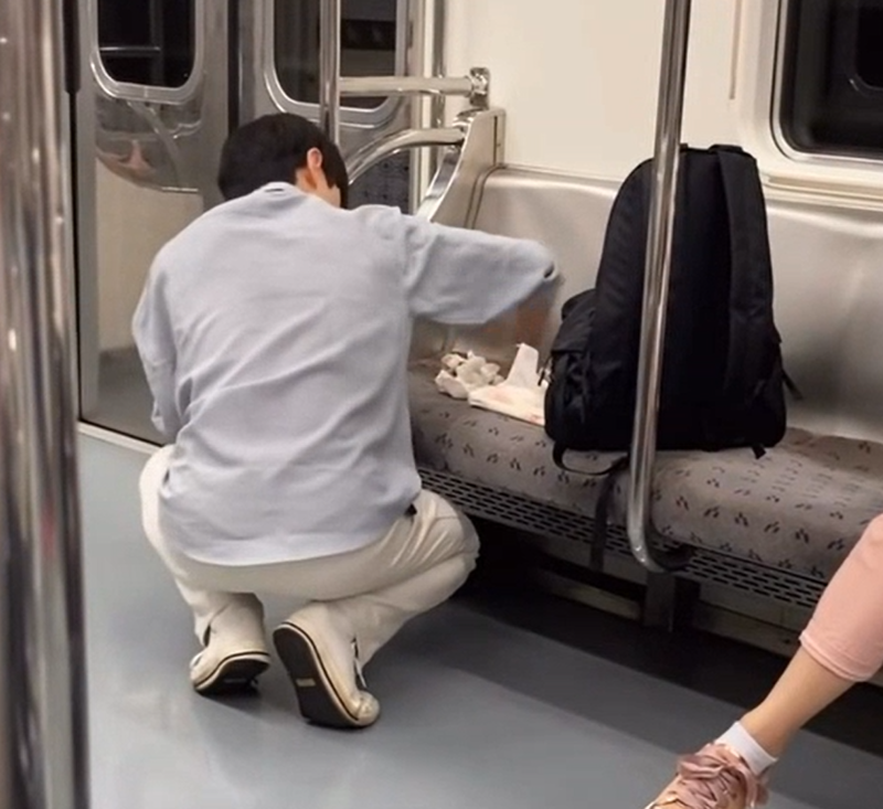 지하철에서 오물 묻은 의자를 닦고 있는 남성 / 인스타그램 갈무리