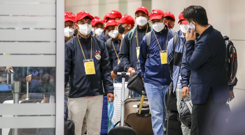 [인천공항=뉴시스] 정병혁 기자 = 지난달 20일 오전 인천국제공항 제2터미널 입국장에서 네팔에서 온 외국인근로자들이 입국하고 있다. 2023.06.20. jhope@newsis.com /사진=뉴시스