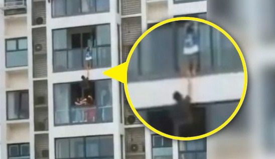 중국 장쑤성에 있는 한 아파트 14층 베란다에 4살 아이가 매달려 있다. 위태로워 보이는 아이의 발을 아래층에 있던 한 중국 남성이 떠받치고 있다. 사진=중국 웨이보 캡처
