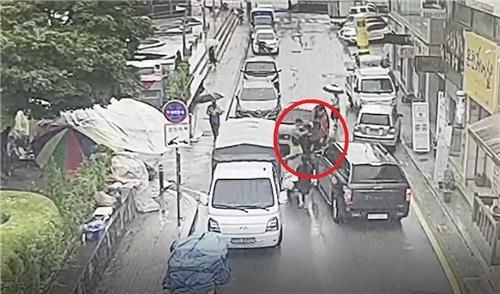 충남 아산 전통시장에서 검거된 상습 소매치기범. 사진 제공=충남 아산경찰서