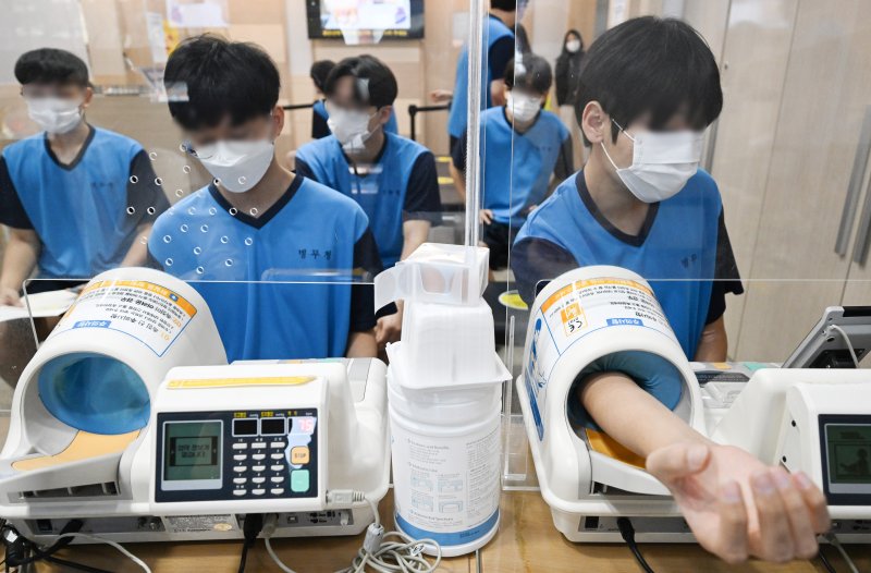 [수원=뉴시스] 김종택 기자 = 2023년도 첫 병역판정검사가 열린 1일 경기도 수원시 팔달구 경인지방병무청에서 검사 대상자들이 신체 검사를 받고 있다. (공동취재사진) 2023.02.01. photo@newsis.com