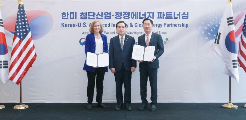 한국바이오협회가 25일(현지시간) 워싱턴DC에서 미국바이오협회(BIO·Biotechnology Innovation Organization)와 양국 바이오경제 활성화를 위한 협력 양해각서(MOU)를 체결했다고 밝혔다. 사진은 협력 양해각서(MOU)를 체결한 뒤 기념 촬영하는 레이첼 킹 미국바이오협회 대표(왼쪽부터), 이창양 산업통상자원부 장관, 고한승 한국바이오협회 회장. 4.26 [한국바이오협회 제공]