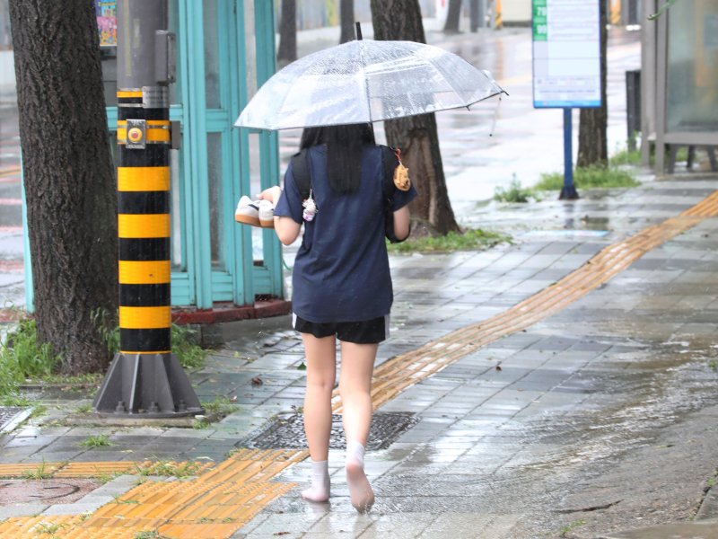 폭우에 샌들 신고 출근했는데.."굉장히 예의없는 행동" 비난한 상사 [어떻게 생각하세요]