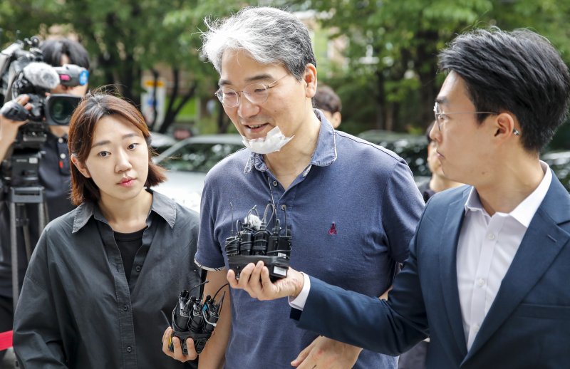 '5개 종목 하한가 사태'에 연루된 혐의를 받는 온라인 주식정보 카페 운영자 강기혁씨 등 3명이 12일 서울 양천구 서울남부지방법원에서 열린 구속 전 피의자심문(영장실질심사)에 출석하고 있다. 2023.7.12/뉴스1 ⓒ News1 김도우 기자 /사진=뉴스1