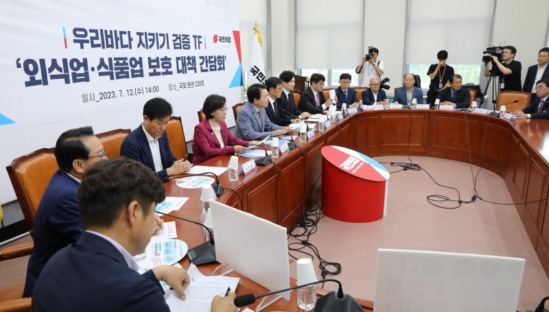 오염수 불안에 외식업계 울상 "정치권, 정쟁 중단하고 대책 마련하라"