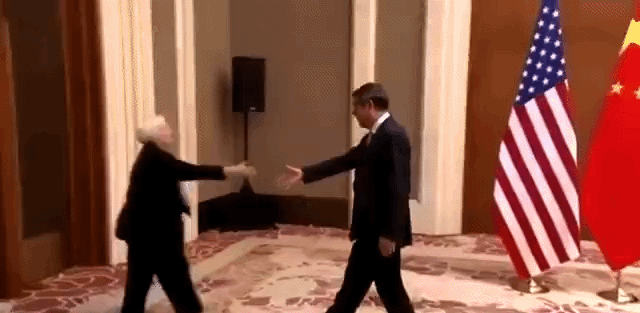 옐런 장관이 허리펑 중국 부총리와 만나 허리를 숙여 인사하는 모습. /사진=트위터