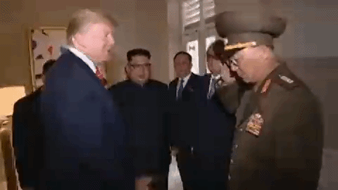 북한 장성에게 거수경례를 하는 트럼프 미국 전 대통령. /사진=트위터