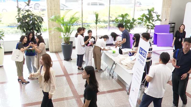 신한은행 본점 직원들이 V-런치 봉사활동에 참여하기 위해 서울 중구 본점 로비에서 온누리상품권과 에코백을 수령하고 있다. 신한은행 제공