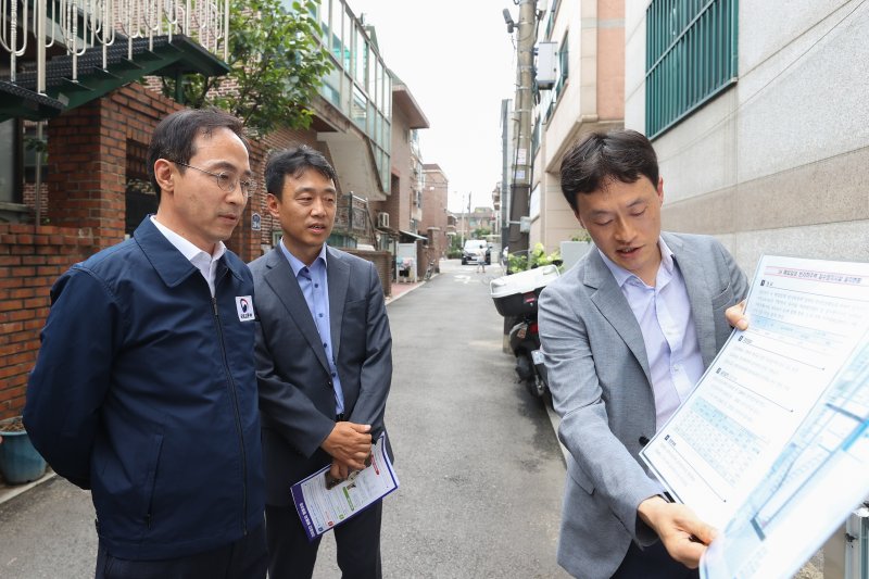 김오진 국토교통부 제1차관이 12일 서울시 관악구 소재 매입임대주택을 방문해 여름철 집중호우 대비 침수방지시설 설치 상황을 점검하고 있다./국토부 제공