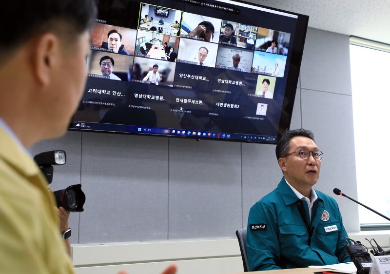 박민수 보건복지부 2차관이 12일 오후 서울 중구 후암로 범부처재생의료기술개발사업단에서 열린 보건의료노조 파업 관련 상급종합병원 간담회에서 모두 발언을 하고 있다. 뉴스1 제공.