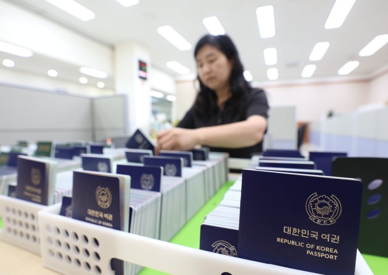 본격적인 여름 휴가철을 앞두고 해외여행 수요가 급증하면서 여권발급 신청이 늘어나고 있는 28일 경기 수원시 팔달구 수원시여권민원실에서 직원이 발급된 여권을 정리하고 있다. 2923.6.28/뉴스1 ⓒ News1 김영운 기자