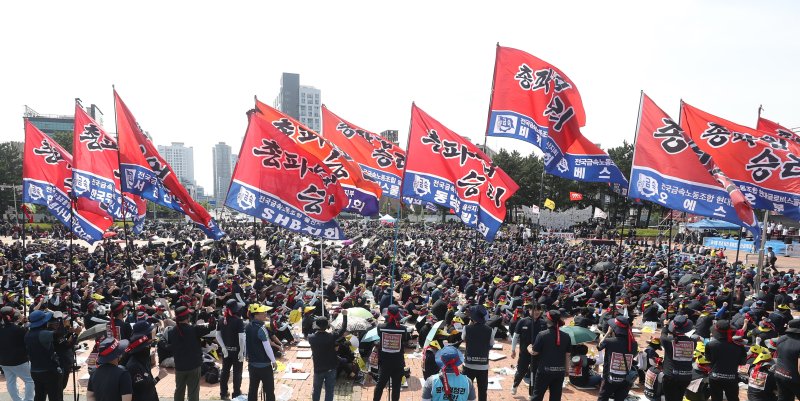 지난해 7월 2일 울산 태화강역 광장에서 열린 전국금속노동조합 울산지부 총파업 대회에서 조합원들이 구호를 외치고 있다. 연합뉴스