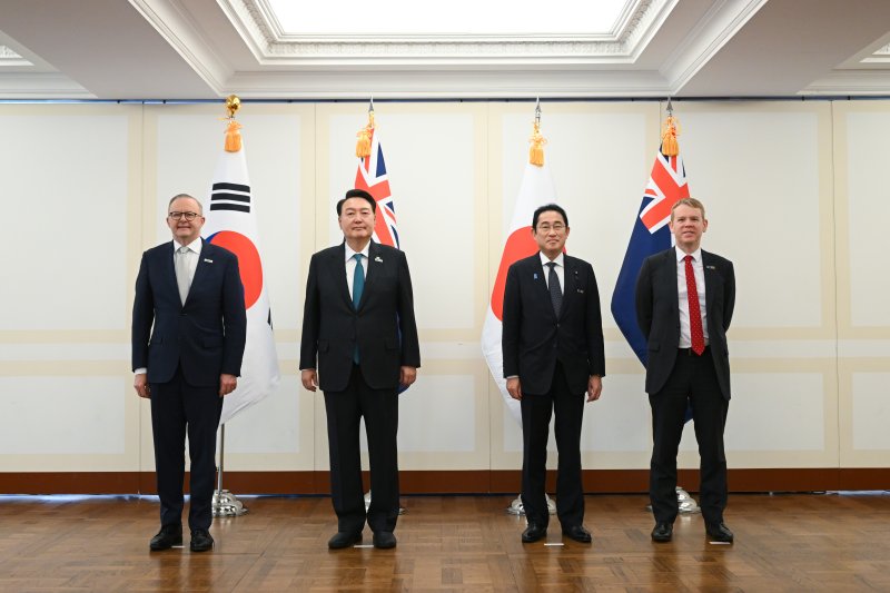 북대서양조약기구(NATO·나토) 정상회의에 참석한 윤석열 대통령이 12일(현지시간) 리투아니아 빌뉴스 한 호텔에서 열린 한국·일본·호주·뉴질랜드 4개국(AP4) 정상회동에서 기시다 후미오 일본 총리, 앤서니 앨버니지 호주 총리, 크리스 힙킨스 뉴질랜드 총리와 기념촬영을 하고 있다. 왼쪽부터 앨버니지 호주 총리, 윤 대통령, 기시다 일본 총리, 힙킨스 뉴질랜드 총리. (공동취재) /사진=뉴시스