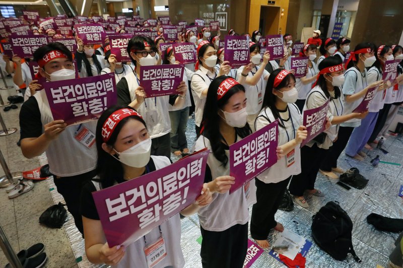 전국보건의료산업노동조합(보건의료노조) 조합원들이 12일 오후 서울 강서구 이대서울병원에서 열린 '산별 총파업 투쟁 전야제'에서 구호를 외치고 있다. 보건의료노조는 각 병원과 정부가 실질적이고 전향적인 대안을 제시하지 않는다면 예고한 대로 13일 오전 7시부터 총파업에 돌입한다는 방침이다. 2023.7.12/뉴스1 ⓒ News1 민경석 기자