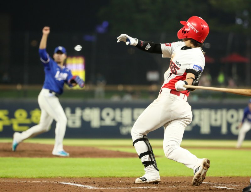 박찬호, 원태인 상대로 3타수 3안타 (광주=연합뉴스) 조남수 기자 = 12일 광주기아챔피언스필드에서 열린 프로야구 삼성 라이온즈와 KIA 타이거즈의 경기. KIA 박찬호가 7회말에 선두타자로 나와 삼성 원태인에게서 좌전안타를 뽑아내고 있다. 박찬호는 7회까지 원태인을 상대로 홈런 포함 3타수 3안타를 기록했다. 2023.7.12 iso64@yna.co.kr (끝)