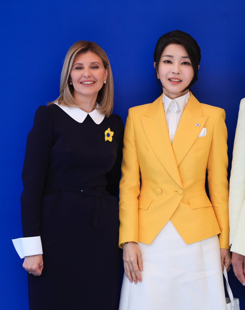 '노란 재킷' 입은 김건희 여사 “우크라 어린이 그림 국내 전시 추진”