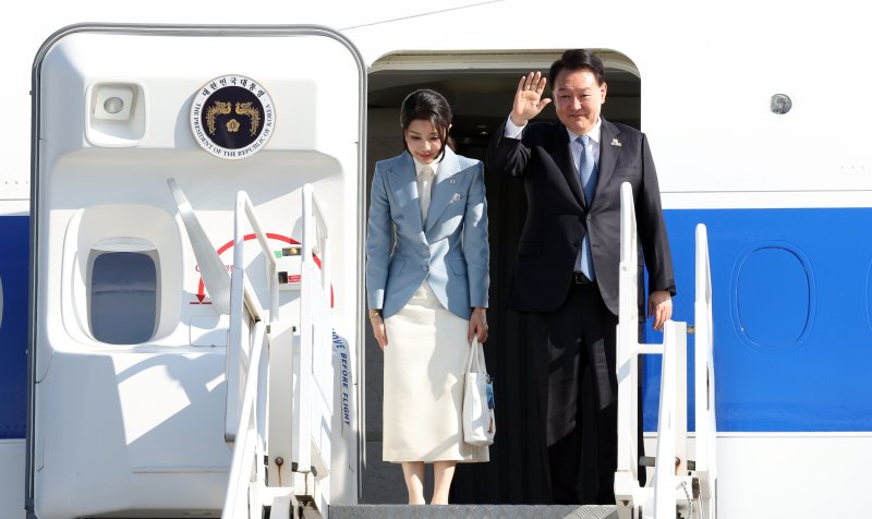 윤석열 대통령 내외, 리투아니아 일정 마치고 폴란드로 (빌뉴스[리투아니아]=연합뉴스) 진성철 기자 = 북대서양조약기구(NATO·나토) 정상회의 참석과 리투아니아 방문 일정을 마친 윤석열 대통령과 김건희 여사가 12일(현지시간) 빌뉴스 국제공항에서 다음 방문지인 폴란드로 출발하기 위해 전용기인 공군 1호기에 올라 환송객들에게 인사하고 있다. 2023.7.13 zjin@yna.co.kr (끝)