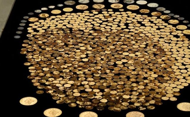 美 농장 땅밑서 발견된 금화 700여개 "동전 하나 가치가..."
