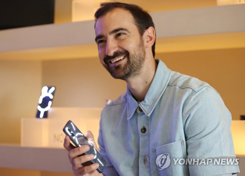 인터뷰하는 아키스 에반겔리디스 낫싱 공동창업자 인터뷰하는 아키스 에반겔리디스 낫싱 공동창업자 (서울=연합뉴스) 이재희 기자 = 아키스 에반겔리디스 낫싱 공동창업자 겸 최고마케팅책임자가 12일 서울 성동구 타임애프터타임에서 열린 '폰 투' 출시 행사를 마친 뒤 연합뉴스와 인터뷰를 하고 있다. 2023.7.13 scape@yna.co.kr (끝)