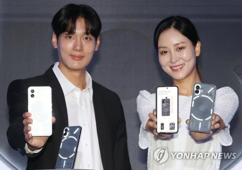 낫싱, 투명 스마트폰 '폰 투' 출시 낫싱, 투명 스마트폰 '폰 투' 출시 (서울=연합뉴스) 이재희 기자 = 12일 서울 성동구 타임애프터타임에서 모델들이 이날 영국 테크 스타트업 '낫싱'이 출시한 휴대전화 '폰 투'를 홍보하고 있다. 2023.7.12 scape@yna.co.kr (끝)