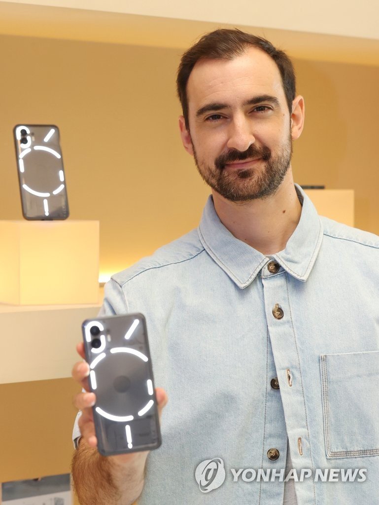 인터뷰하는 아키스 에반겔리디스 낫싱 공동창업자 인터뷰하는 아키스 에반겔리디스 낫싱 공동창업자 (서울=연합뉴스) 이재희 기자 = 아키스 에반겔리디스 낫싱 공동창업자 겸 최고마케팅책임자가 12일 서울 성동구 타임애프터타임에서 열린 '폰 투' 출시 행사를 마친 뒤 연합뉴스와 인터뷰를 하고 있다. 2023.7.13 scape@yna.co.kr (끝)