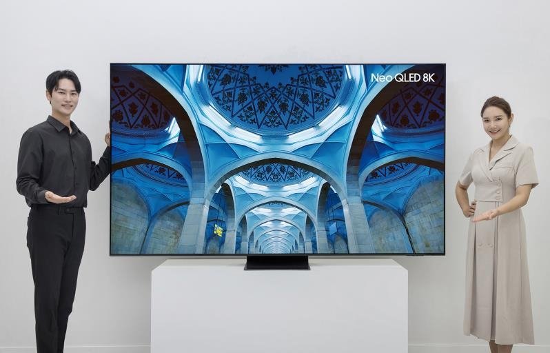 삼성전자 모델이 98형 네오 QLED 8K 신모델을 소개하고 있다. 삼성전자 제공