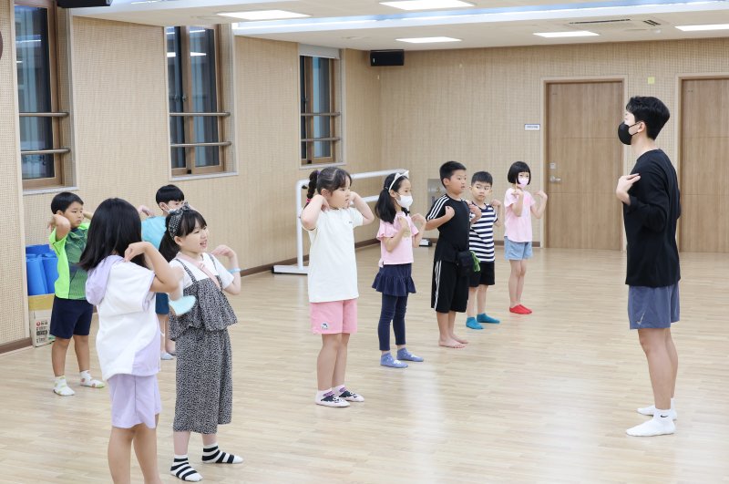 학생들이 학교복합시설 '배곧너나들이'에서 방과후 수업을 듣고 있다. (교육부 제공)
